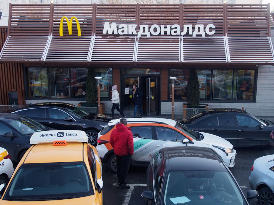 MOSCOW, RUSSIA - 2022/03/09: The logo of the McDonald's fast food chain seen on the roof of the restaurant. (Photo by Alexander Sayganov/SOPA Images/LightRocket via Getty Images) (SOPA Images via Getty Images)